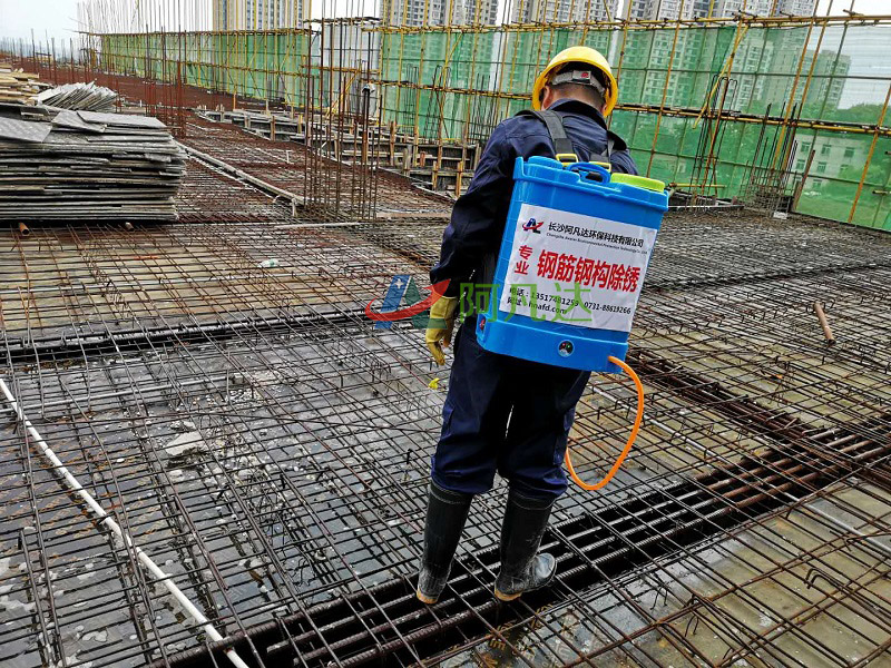 钢筋除锈施工.jpg 钢筋除锈施工.jpg